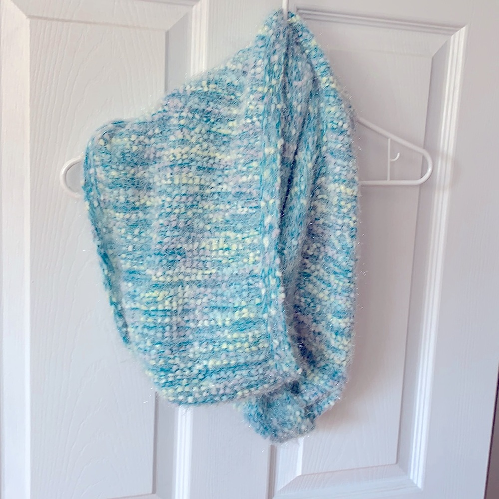 NWOT Woman’s infinity Scarf